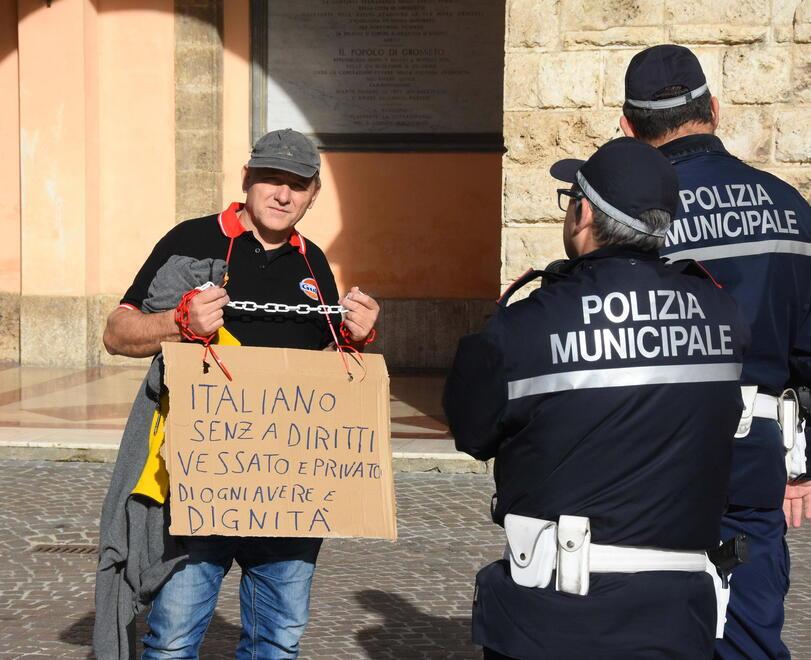 
	Michele Rossi detto Ape nel novembre 2019, quando si era incatenato per reclamare una sistemazione. I commenti oggetto del processo in Tribunale avevano preso spunto da questa manifestazione (foto Agenzia Bf)

