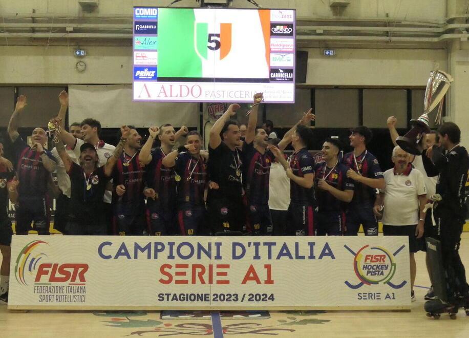 La gioia dei giocatori del Forte dopo la vittoria dello scudetto