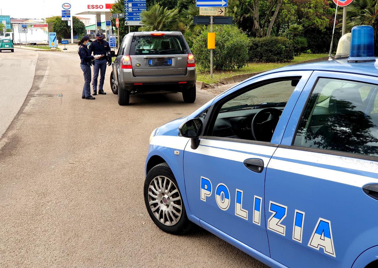 
	Una Volante della Polizia a un&nbsp;&nbsp;posto&nbsp;di blocco


