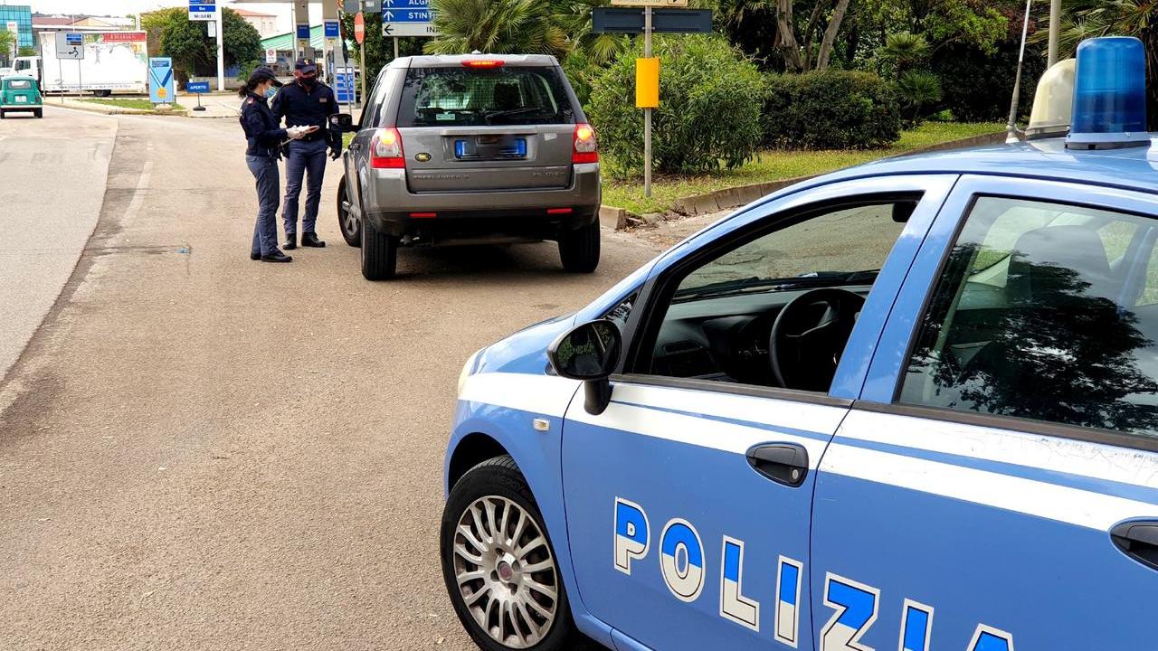 Una Volante della Polizia a un posto di blocco