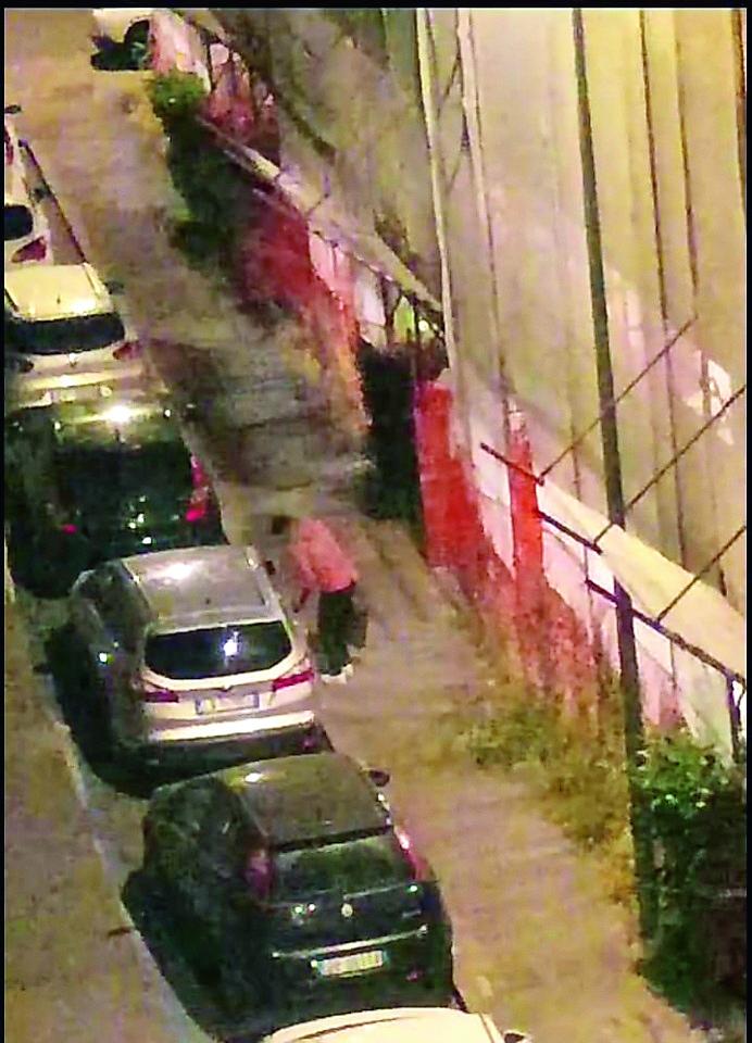 Danneggia le auto con un tombino, i residenti: «Non c’è pace in via don Alai»