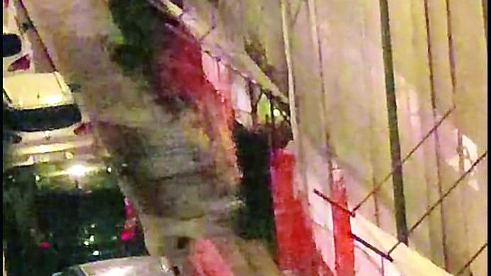 Danneggia le auto con un tombino, i residenti: «Non c’è pace in via don Alai»