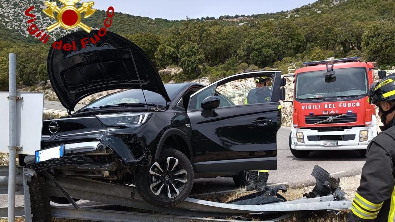 Con l’auto contro il guard rail, traffico in tilt sulla strada di Cala Gonone