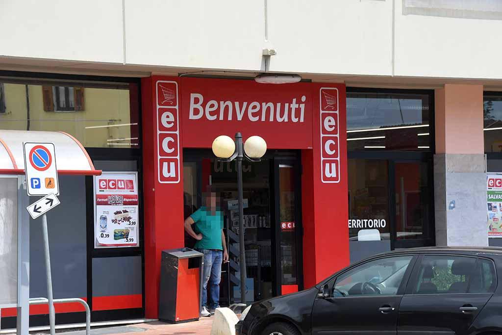 Carrara, incappucciati con la pistola rapinano un supermercato: via con 5mila euro