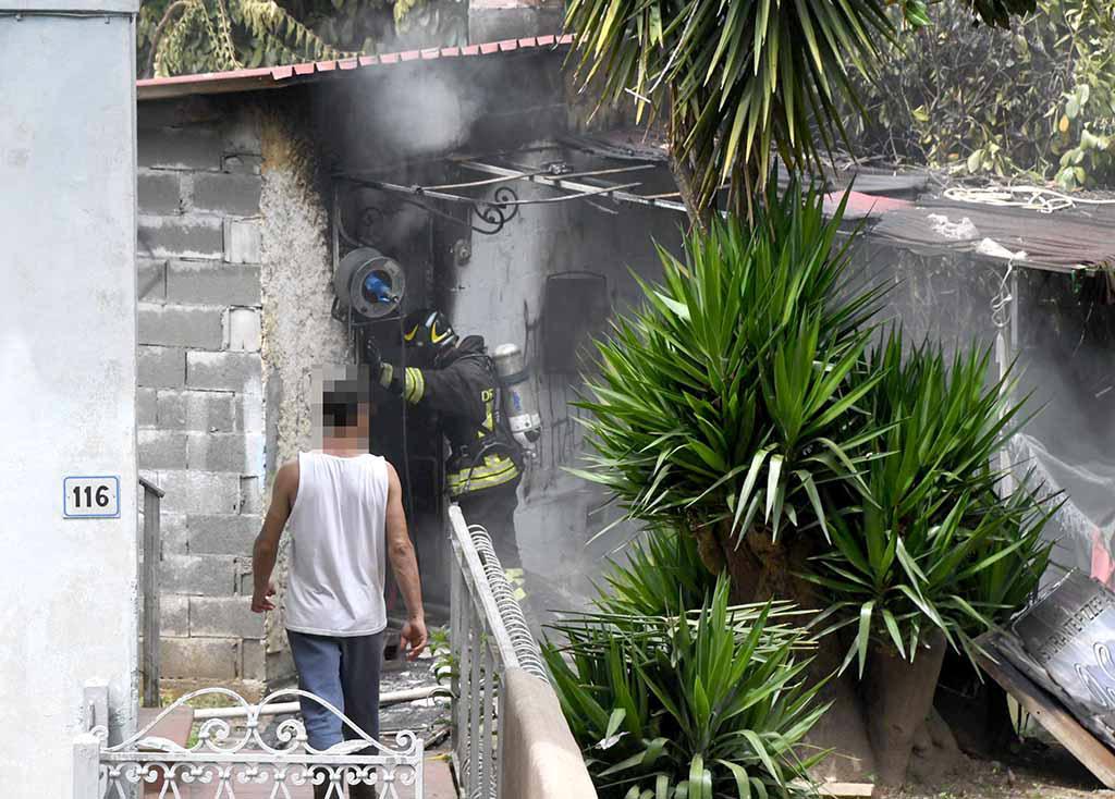 Massa, scoppia incendio in una baracca sul viale Roma