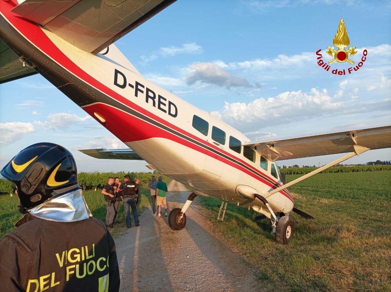 Aereo in avaria, il pilota si salva grazie a un atterraggio d’emergenza