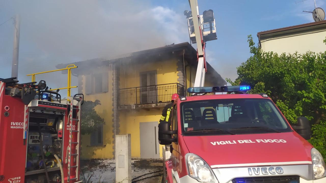 Apostolica, incendio al tetto: gravi danni all’abitazione