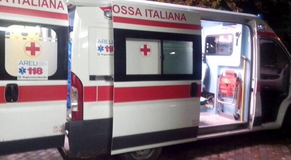 Precipita dall’albero mentre cerca di salvare il suo gatto spaventato da una volpe: grave 38enne