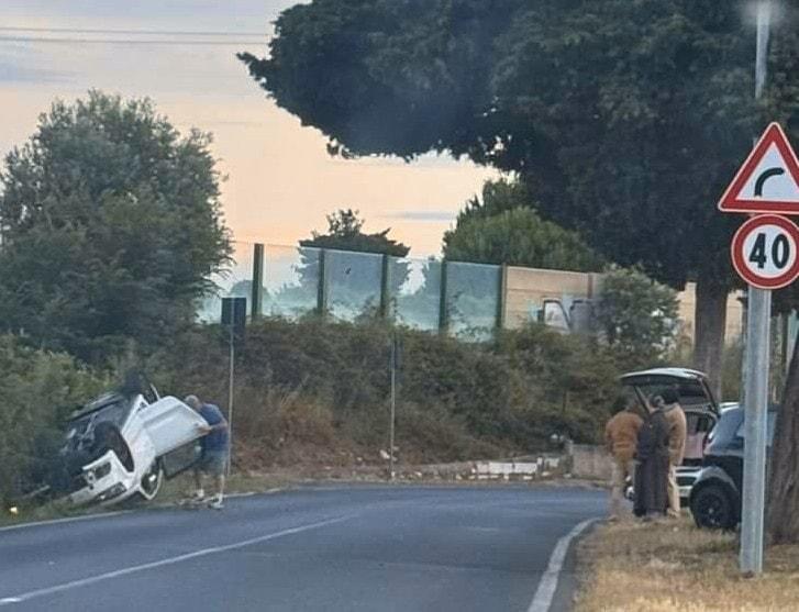 
	L'auto ribaltata in via di Popogna (foto Livornogramm)

