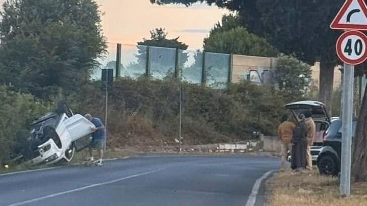 L'auto ribaltata in via di Popogna (foto Livornogramm)