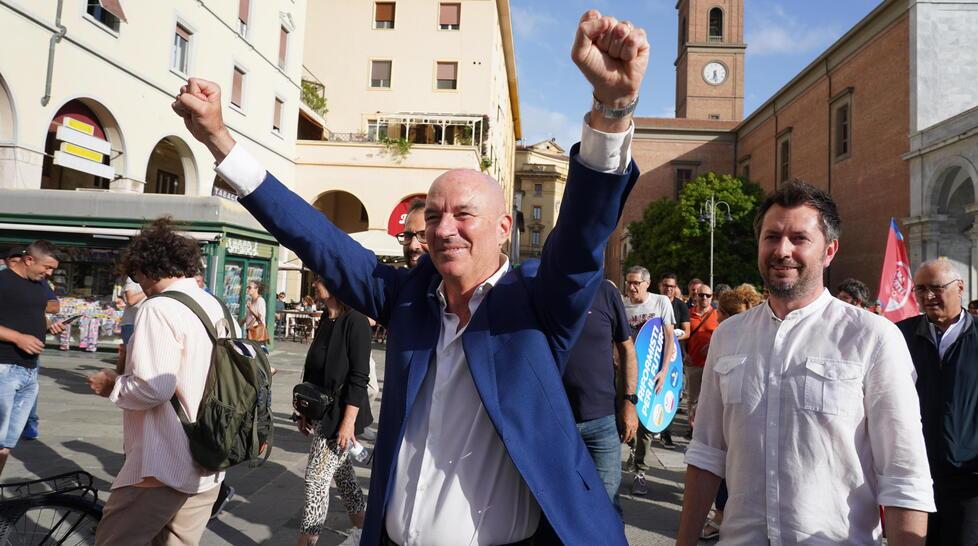 Luca Salvetti nella foto simbolo del successo. Dietro di lui Alessio Ciampini (foto Silvi)