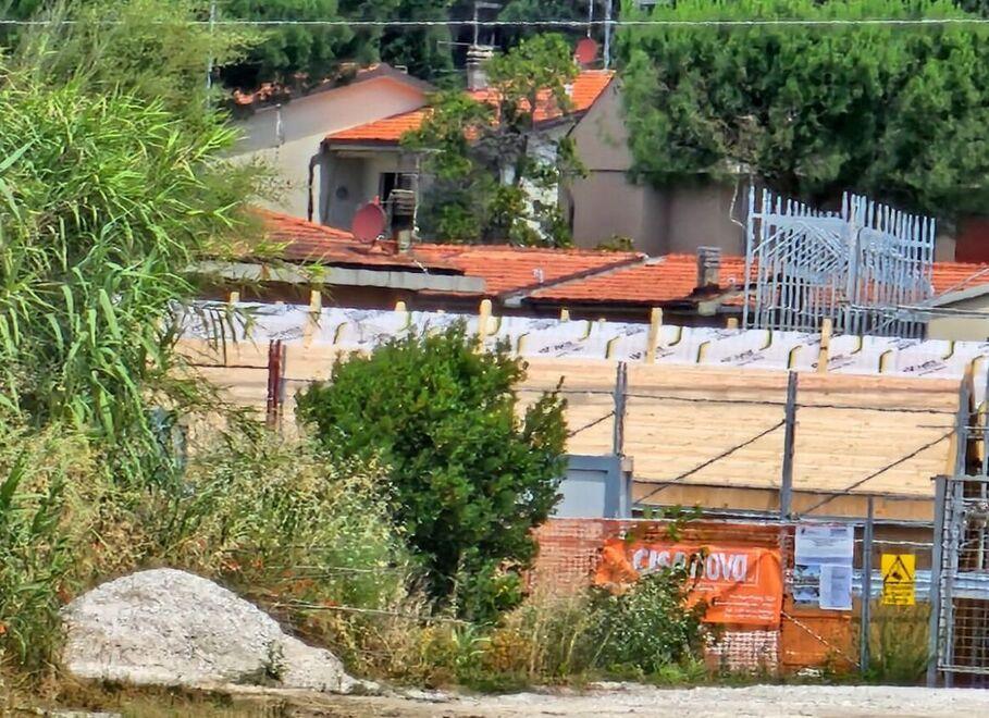 Il cantiere per la costruzione della nuova scuola