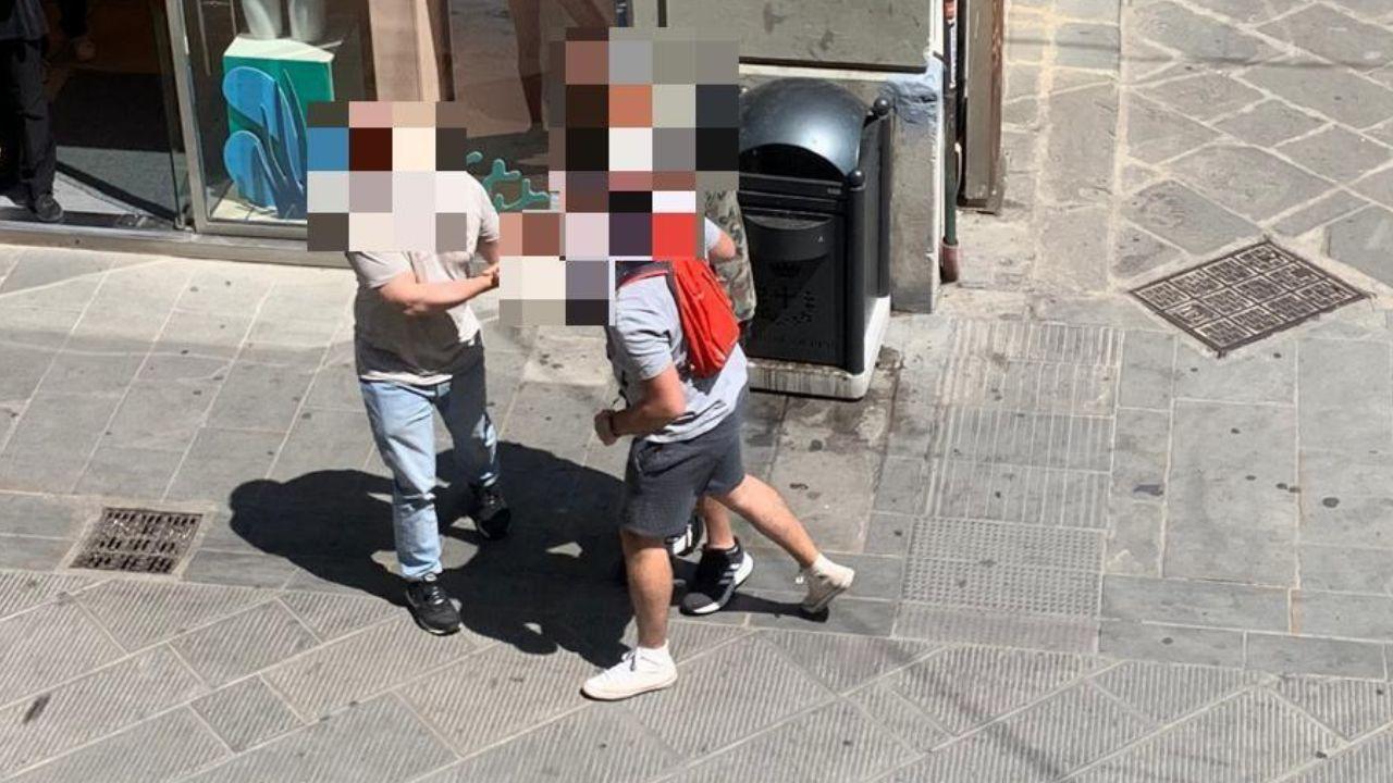 Pisa, bloccato e manette ai polsi: scena da film in corso Italia