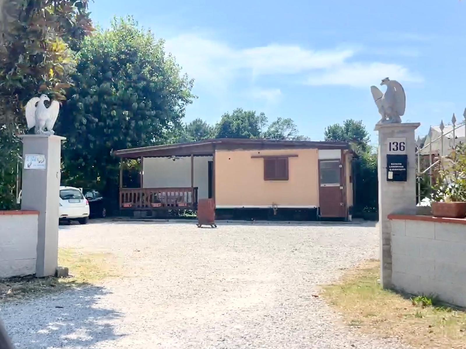 Il campo nomadi di via 24 Maggio in cui è avvenuto l’omicidio (foto Nucci)