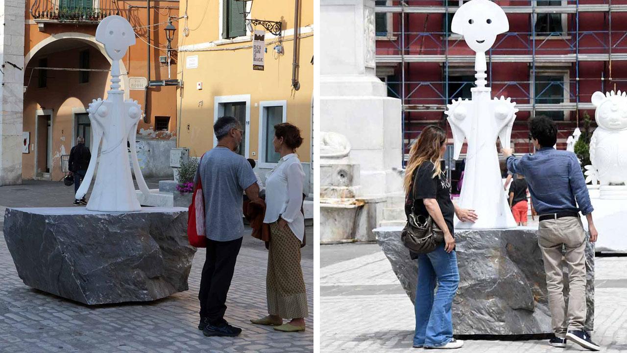 A sinistra, l’opera Anna G come compariva e a destra, ieri mattina due visitatori accarezzano i bracci “monchi” del cavatappi Anna G (Fotoservizio C. Cuffaro)