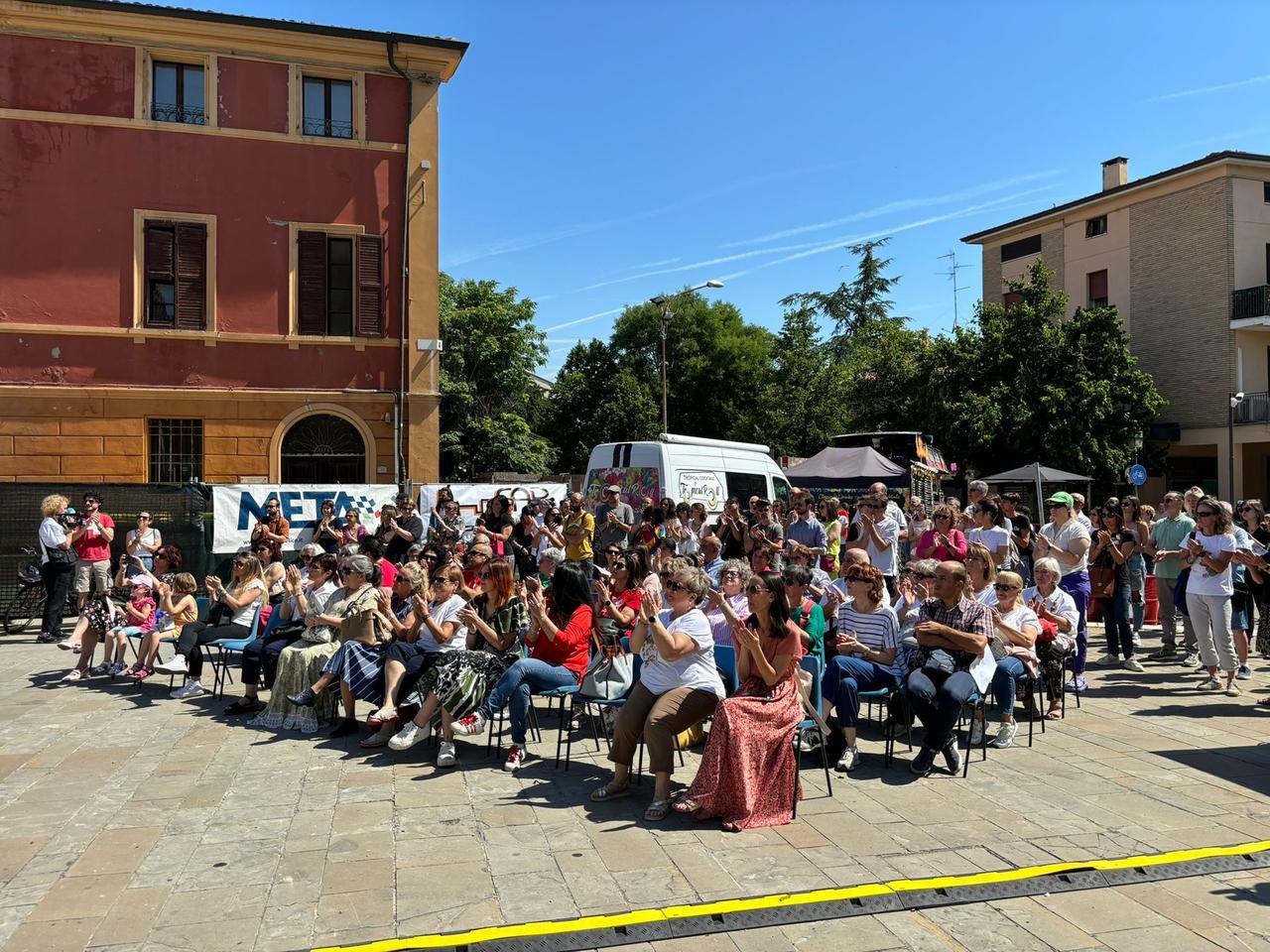 Poche parole e un applauso di un minuto: in duecento per Anna nella “sua” San Felice