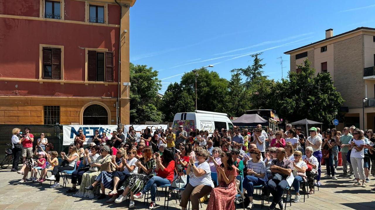 Poche parole e un applauso di un minuto: in duecento per Anna nella “sua” San Felice