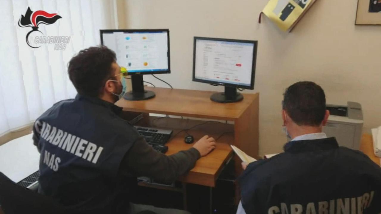 
	Due carabinieri del Nas al lavoro (foto d'archivio)

