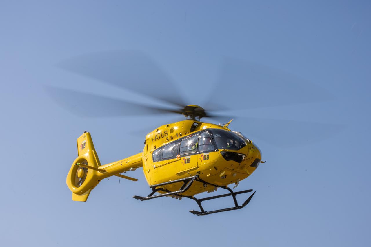 Gorino, arresto cardiaco in mare: turista soccorsa con l’elicottero