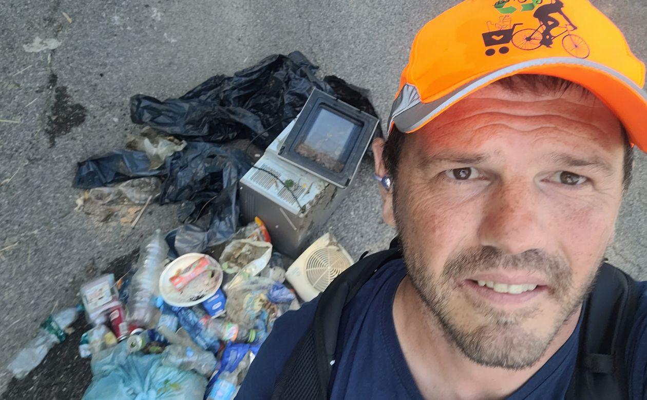 A Livorno ancora Mr Green che pulisce la città: in via delle Sorgenti toglie forno e stufetta
