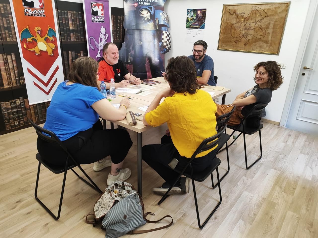 
	Alcuni dei partecipanti alla maratona di giochi di ruolo

