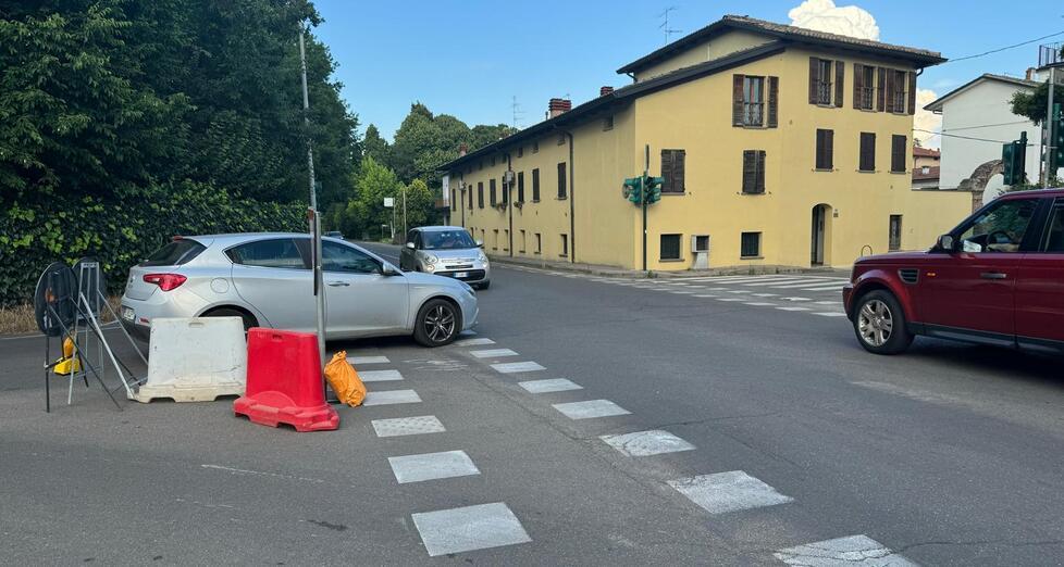 Il semaforo lampeggia da giorni sulla statale: «È troppo pericoloso»