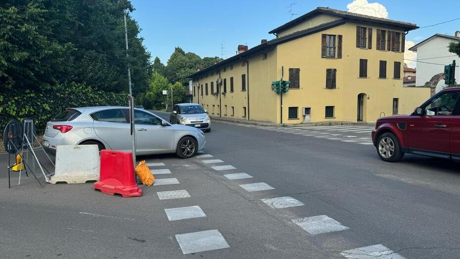 Il semaforo lampeggia da giorni sulla statale: «È troppo pericoloso»