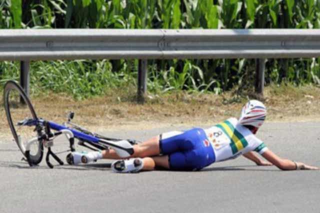 Corre in auto perché è in ritardo per la messa, mette sotto tre ciclisti (tra cui un lucchese)