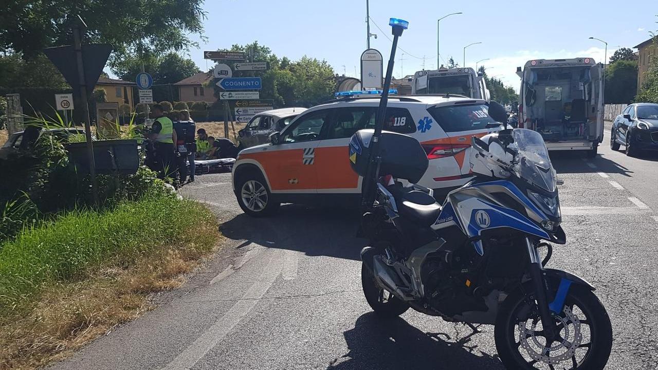Modena, auto contro moto a Cittanova: tre feriti e traffico in tilt