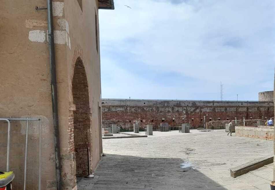 Alcuni architetti escono dal salone della Fortezza vecchia dopo l'assemblea plenaria