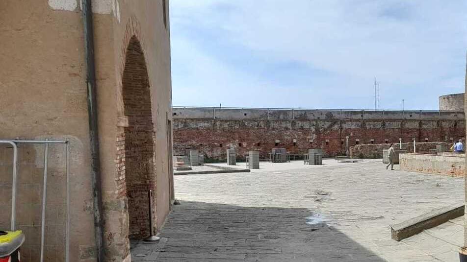 Alcuni architetti escono dal salone della Fortezza vecchia dopo l'assemblea plenaria