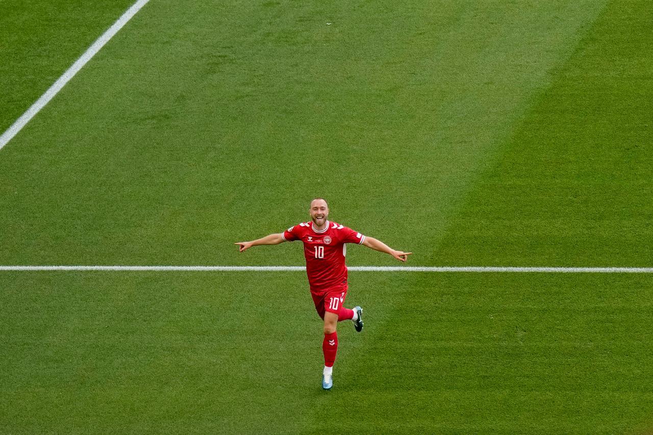 
	Christian Eriksen esulta dopo il gol


