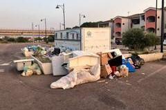 Olbia, chiusi gli ecobox ma aumentano i rifiuti abbandonati