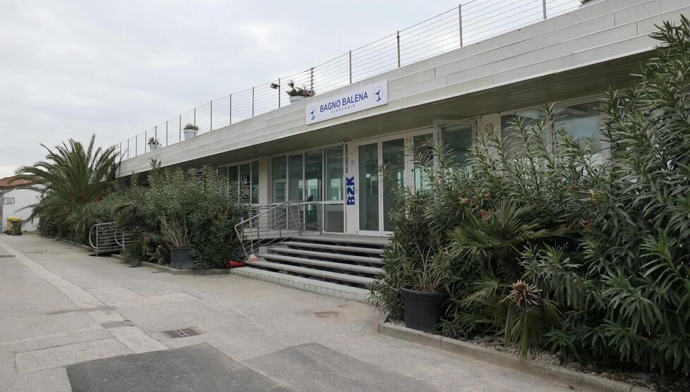 Viareggio, tre adolescenti aggrediti e picchiati a colpi di casco vicino a un bagno
