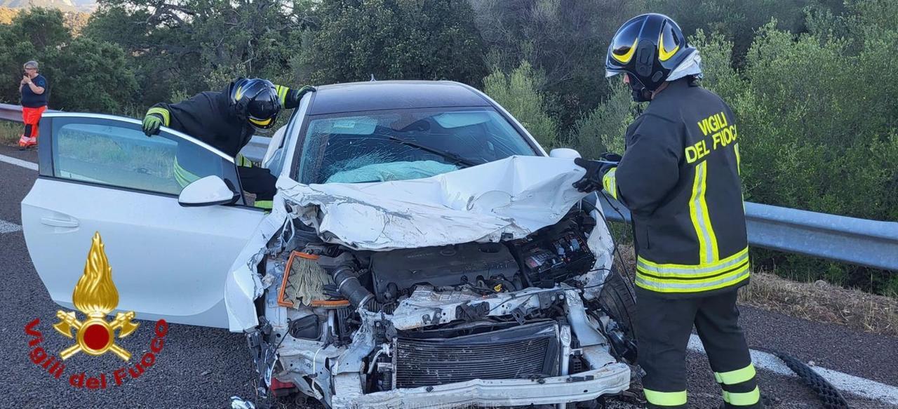 Olbia, con l’auto contro il guard rail sulla 131 Dcn: alcuni feriti