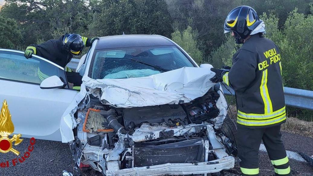Olbia, con l’auto contro il guard rail sulla 131 Dcn: alcuni feriti