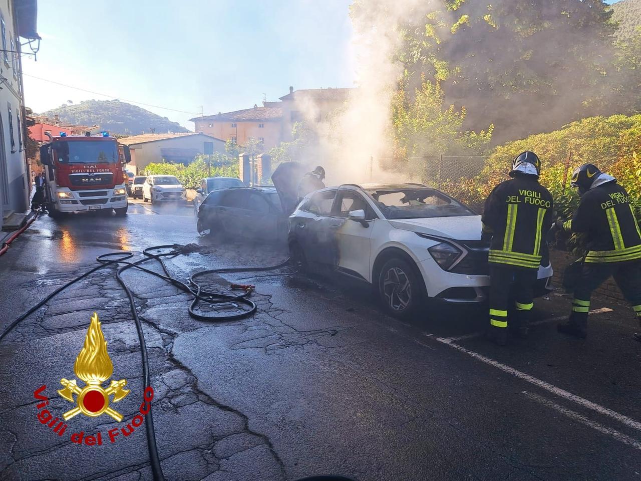 Buti, bruciano due auto