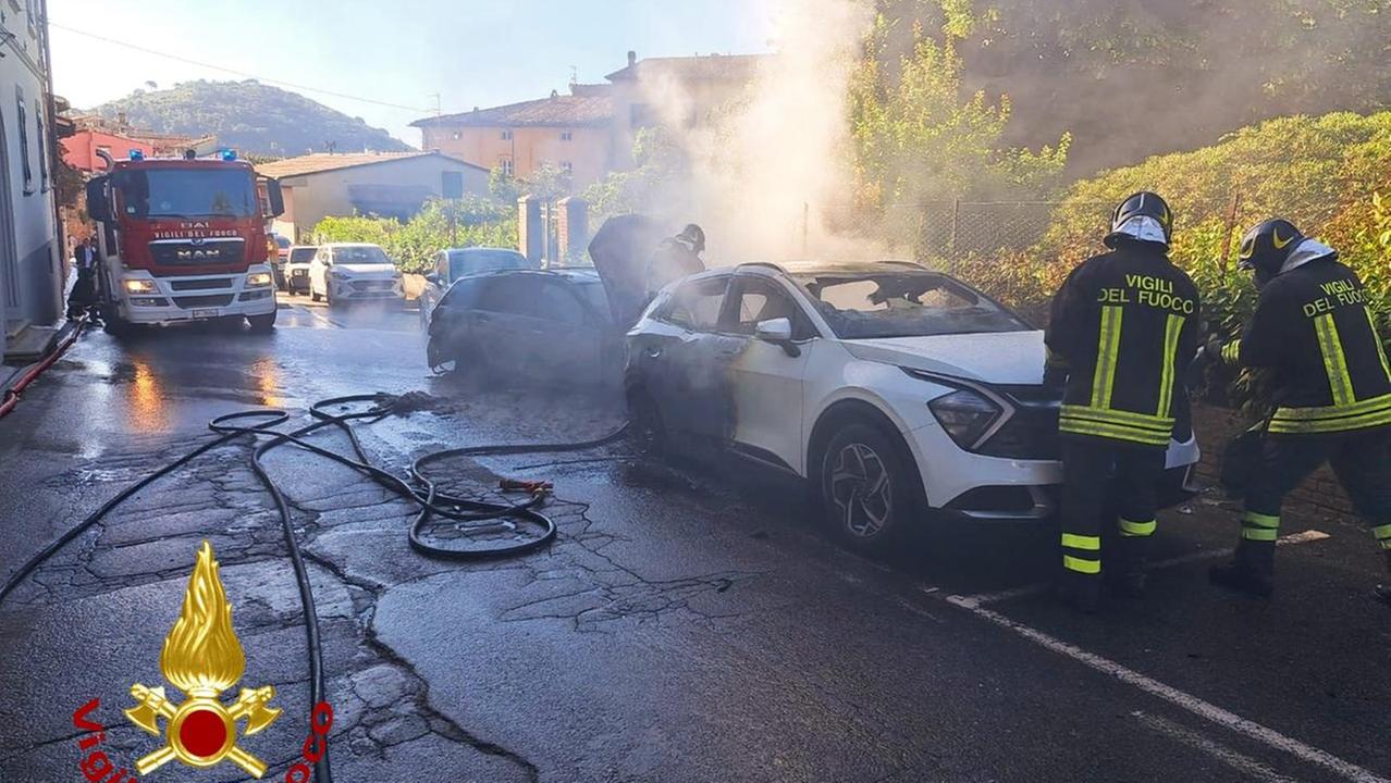 Buti, bruciano due auto