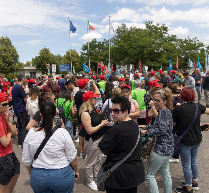 A Mirandola continua la lotta per il lavoro: «Il cuore della Bellco siamo noi»