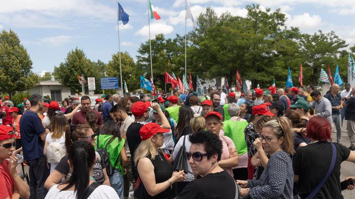 A Mirandola continua la lotta per il lavoro: «Il cuore della Bellco siamo noi»