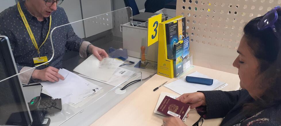 Passaporto, con Poste arriva a casa in 15 giorni: da quando, il costo e come fare