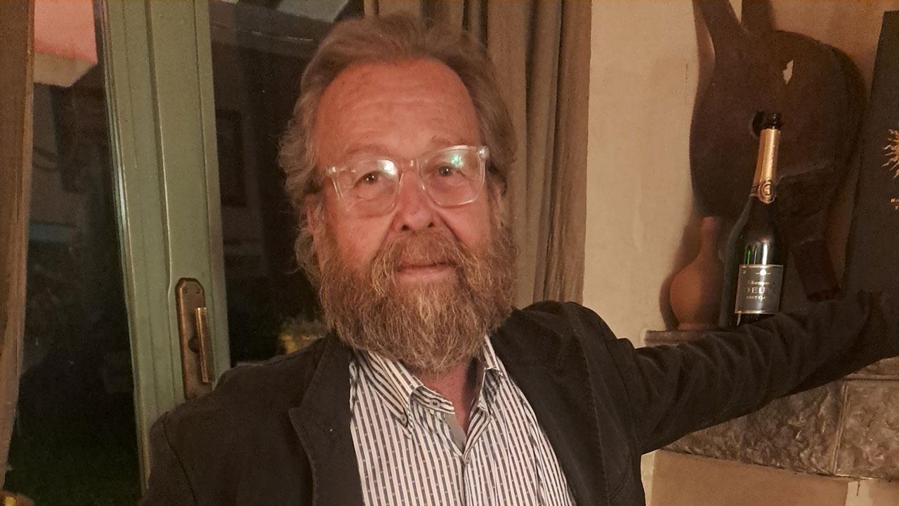 Giuseppe Mongelli e una bottiglia della sua nuova creazione: il Viceré