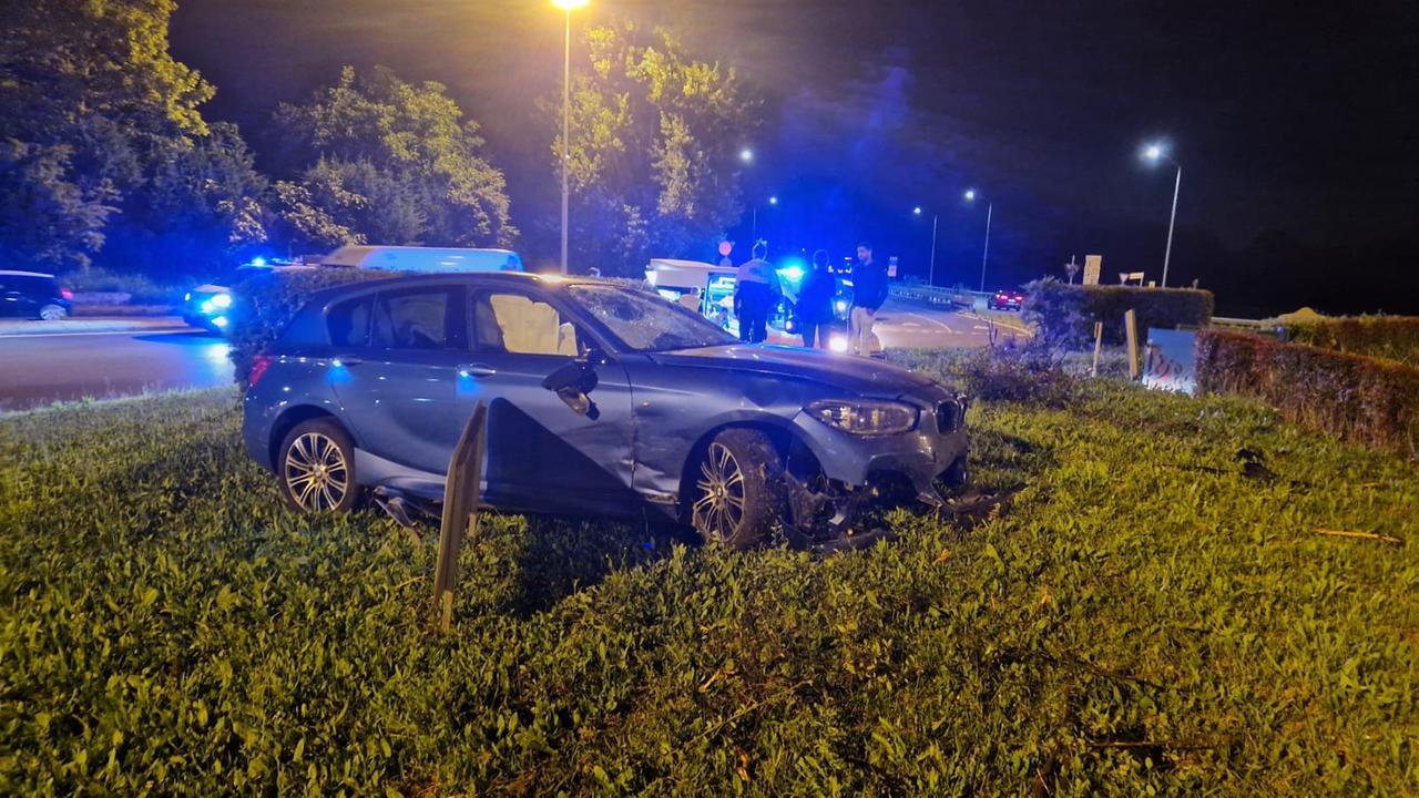 Guida ubriaco e si schianta contro la rotonda del “Grappolo d’uva” a Modena: aveva un tasso alcolico ben sei volte sopra il limite