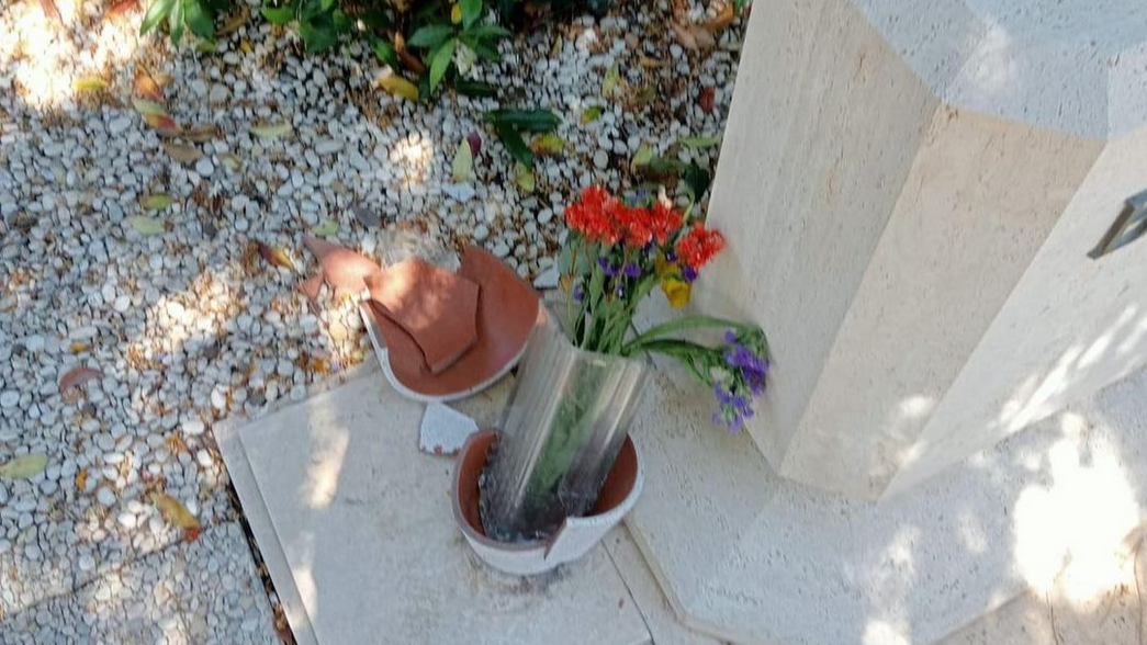 La tomba di Enrico Berlinguer a Roma profanata per la terza volta in due mesi, la denuncia dei figli