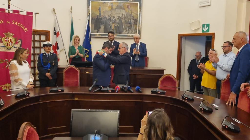 Il passaggio di consegne a Palazzo Ducale tra il neo sindaco Giuseppe Mascia e l'uscente Nanni Campus <em>(foto Mauro Chessa)</em>