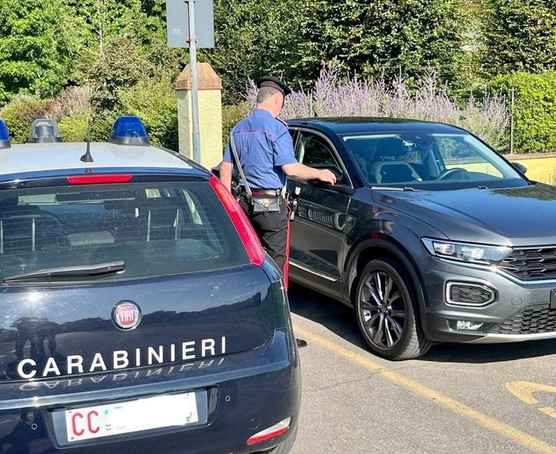 Truffa dello specchietto: voleva 300 euro dal nonno, ma il nipote lo salva