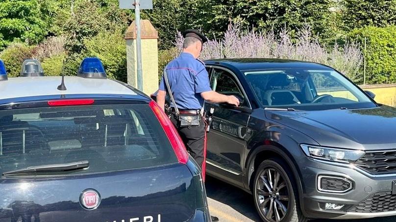 Truffa dello specchietto: voleva 300 euro dal nonno, ma il nipote lo salva