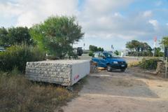 Olbia, un blocco di granito chiude la strada alle Vecchie Saline