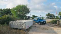 Olbia, un blocco di granito chiude la strada alle Vecchie Saline