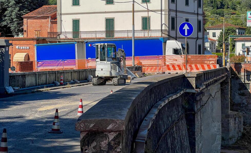 Il ponte chiuso al traffico (foto Nucci)